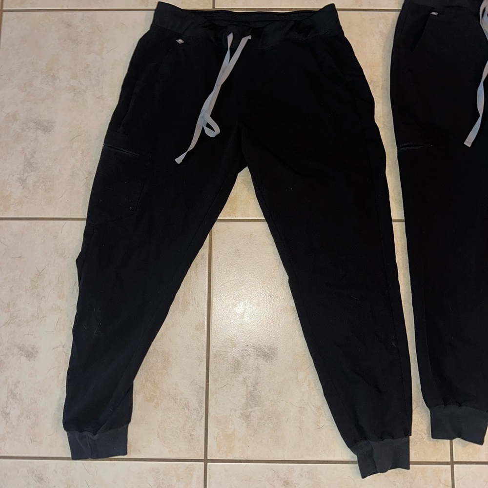 FIGS women's Black Zamora™ - Jogger
Scrub Pants - M / Black